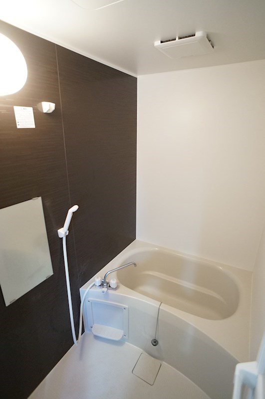 嬉しい鏡付きの浴室。