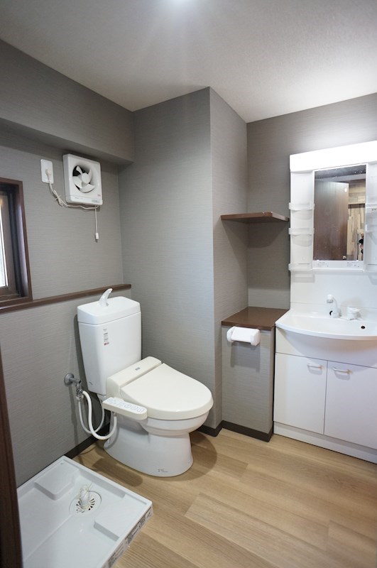 ん？トイレが洗濯機置場と洗面所に挟まれている！？