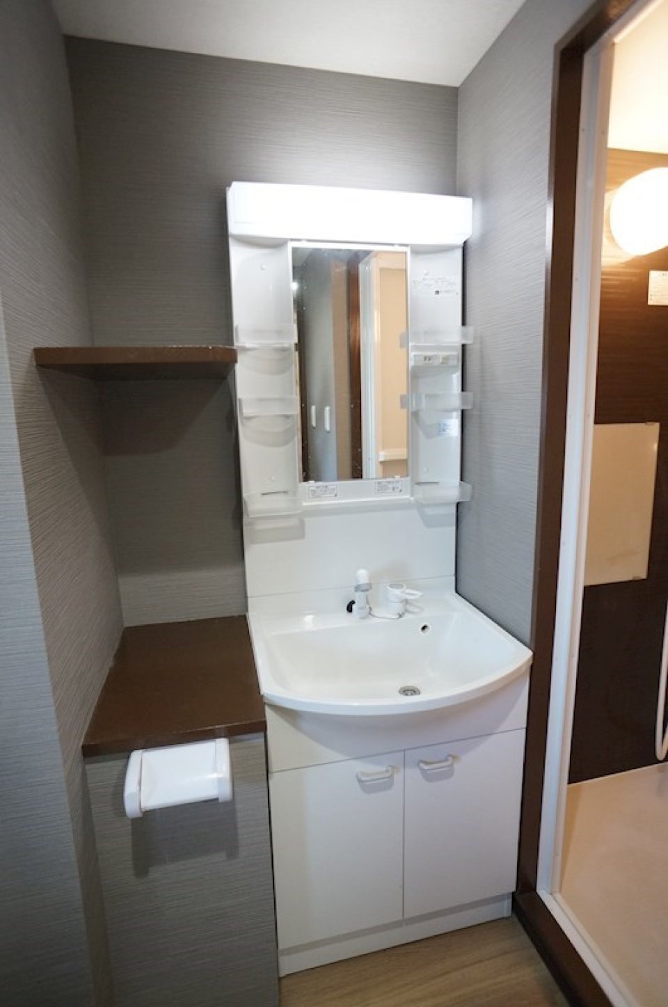 洗面所の真横にトイレットペーパーホルダーがあるのも新鮮ですね。