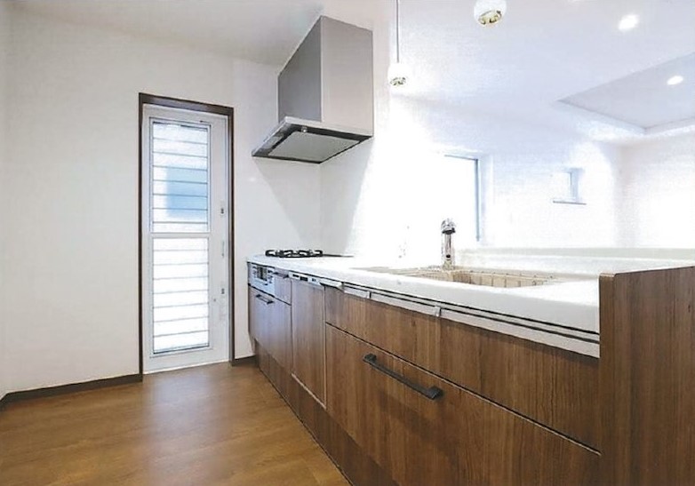 対面システムキッチンの横には外へ繋がる扉があります。