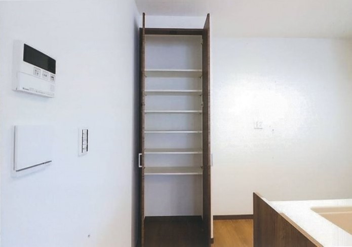 キッチン横には便利な収納があります。