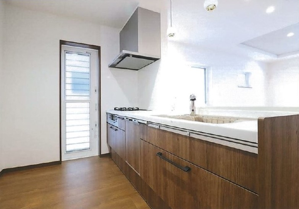 対面システムキッチンの横には外へ繋がる扉があります。