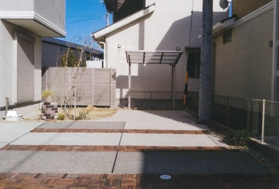 車を停められるだけでなく、ちょっとした花壇もあります。