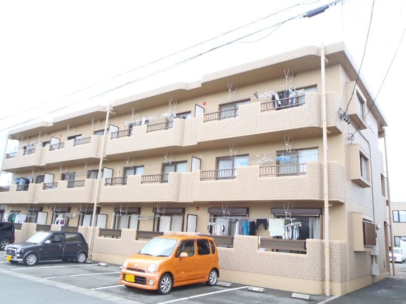 3階建ての重厚感のあるマンションです。