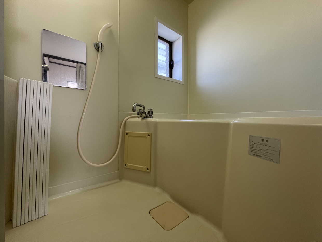 お風呂にも小窓がついてます