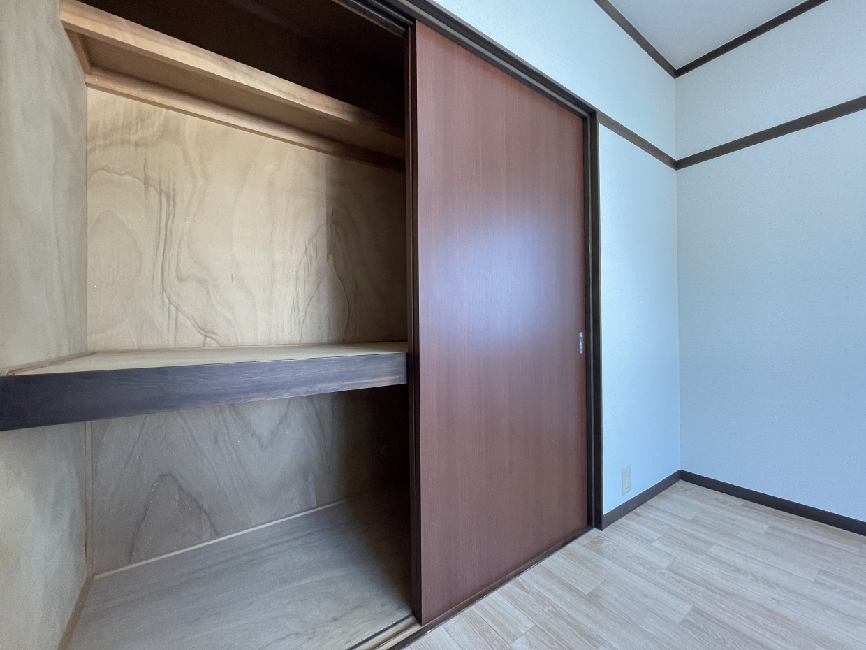 押入に衣類など収納できますね