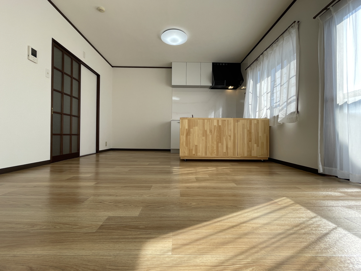 右側の窓からはベランダに出れます