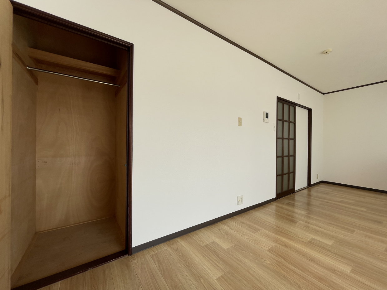 コンパクトですが収納があります