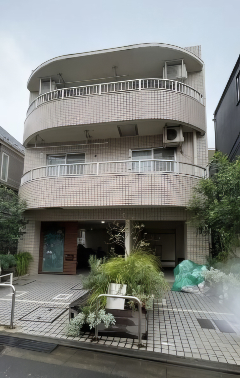 この外観からのギャップがリノベ部屋の魅力