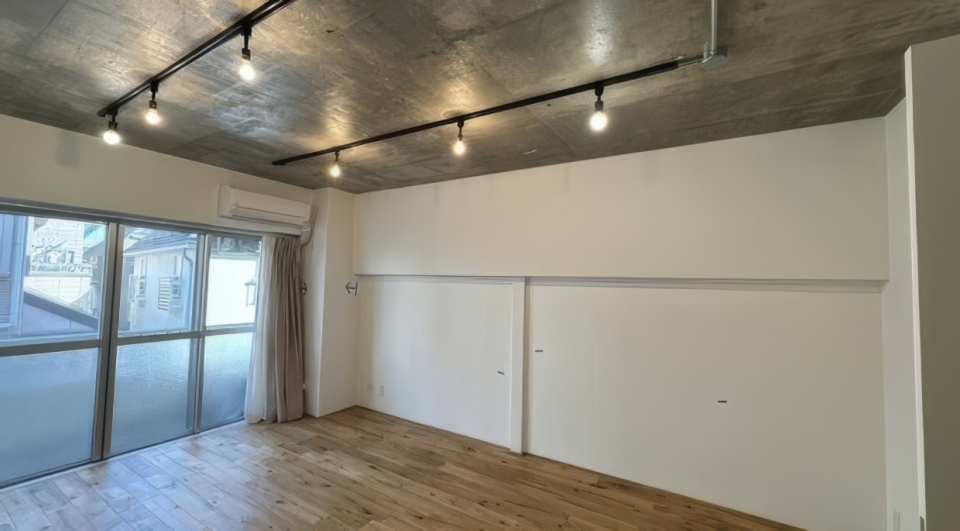 コンクリとアイアンのライトレール、裸電球の無骨さがいい