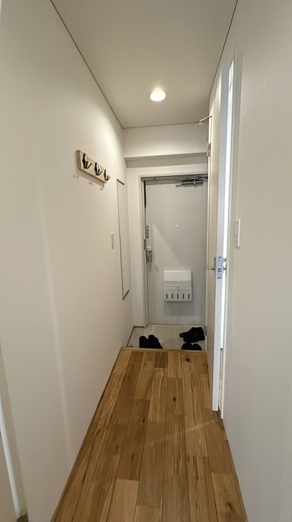 玄関までの廊下にはハンガーフックもあります