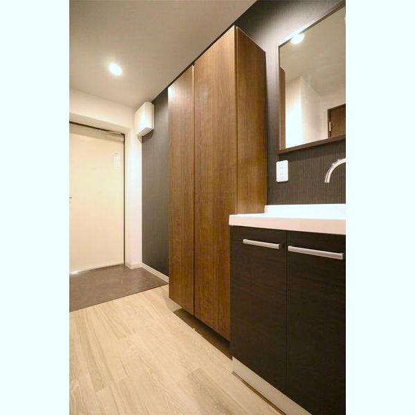 玄関ホールにも洗面台付いています