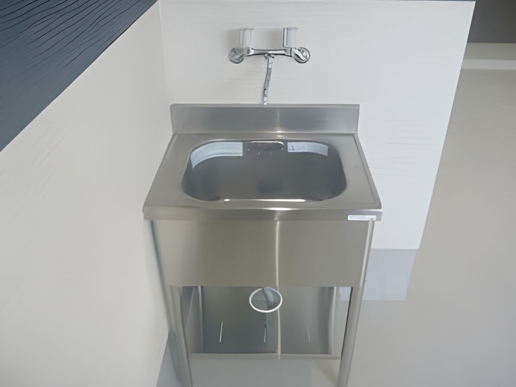 こちらは1階ガレージに設置されている水栓の様子。車をいじった後に手を洗うときや、ふとした時に便利です。