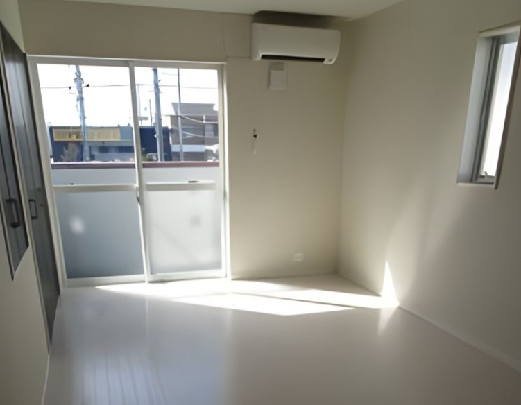 洋室は9.2帖と広々でバルコニーにアクセスができます。