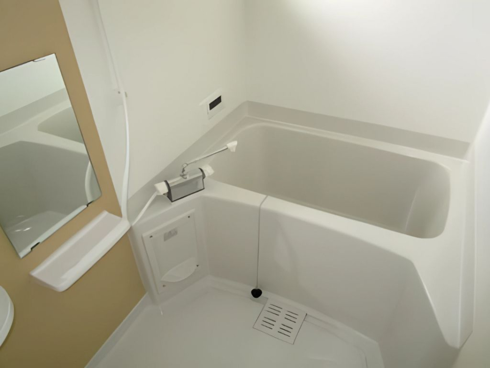 お風呂は鏡付きと便利です。