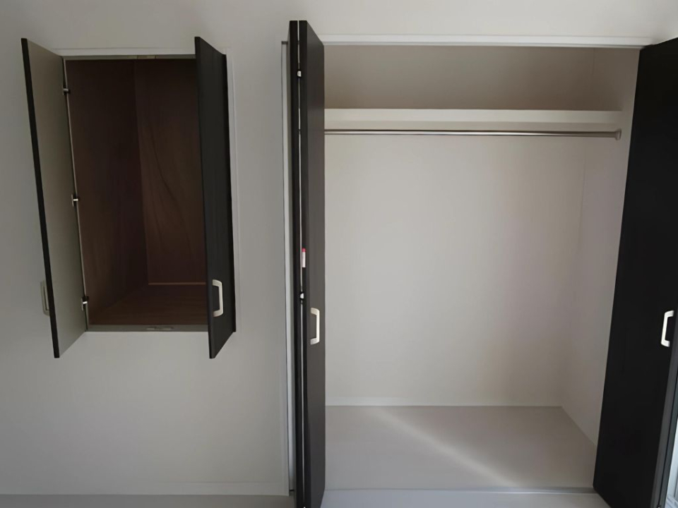 9.2帖洋室の収納の様子。２つもありたっぷり使えそうです。