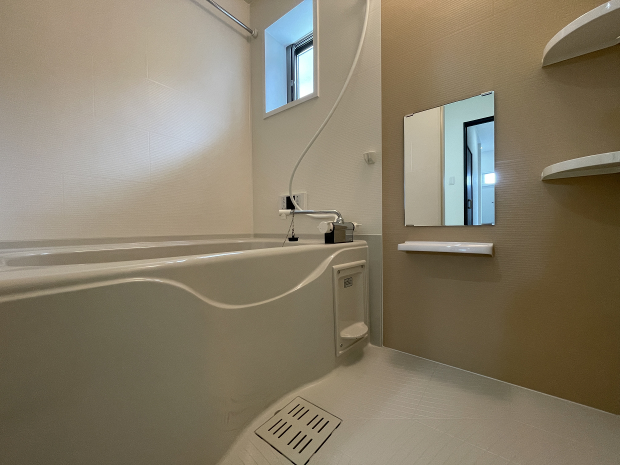 浴室にも小窓付き。