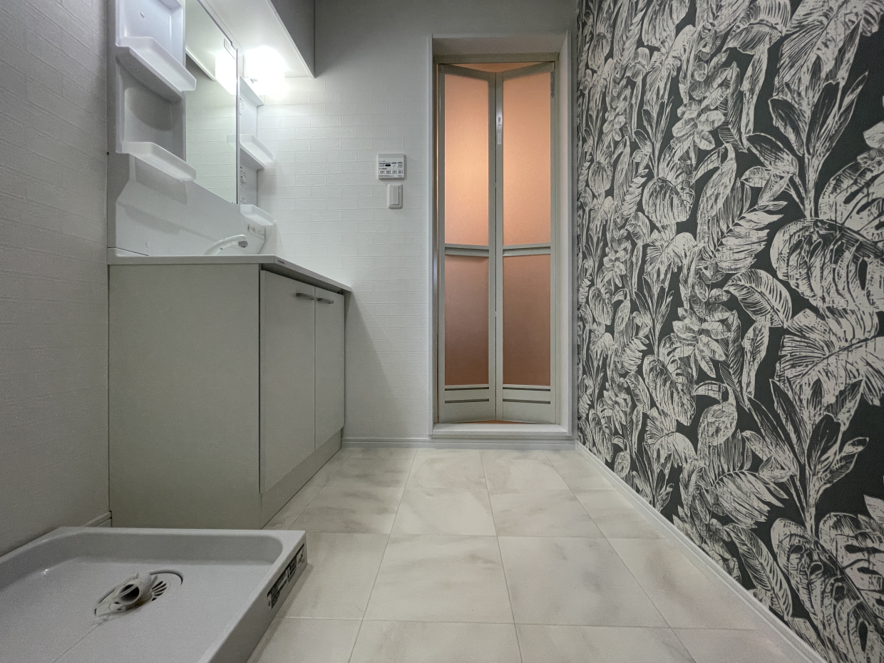 洗面所は一階に。壁紙が個性的！