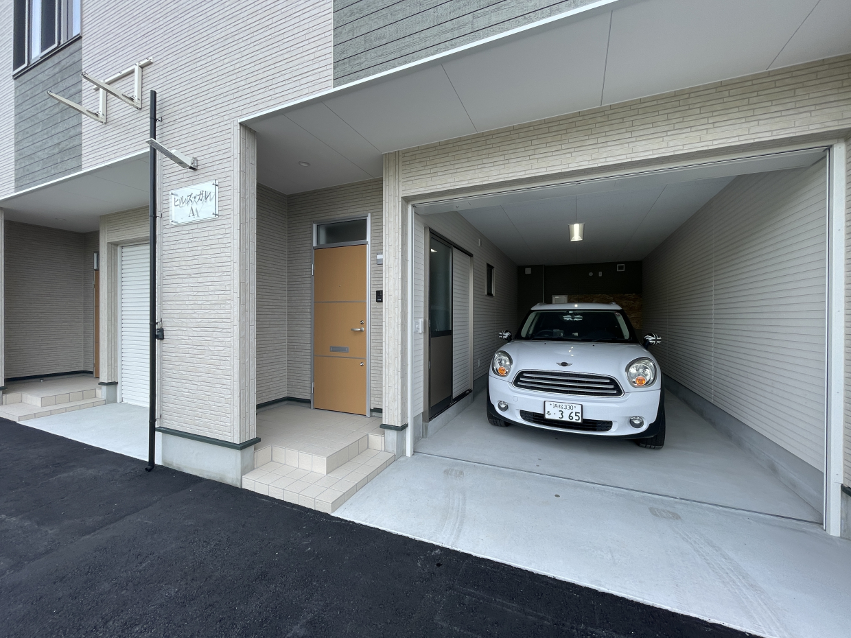 愛車を雨風から守るガレージ付き！電動式シャッター付きで楽々！