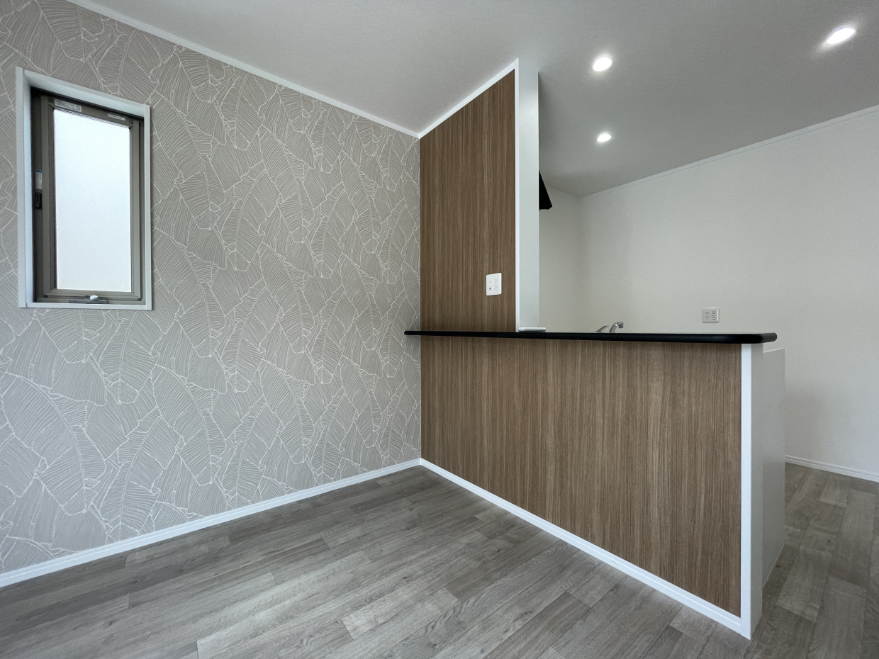 カウンター側は木目で落ち着いた雰囲気