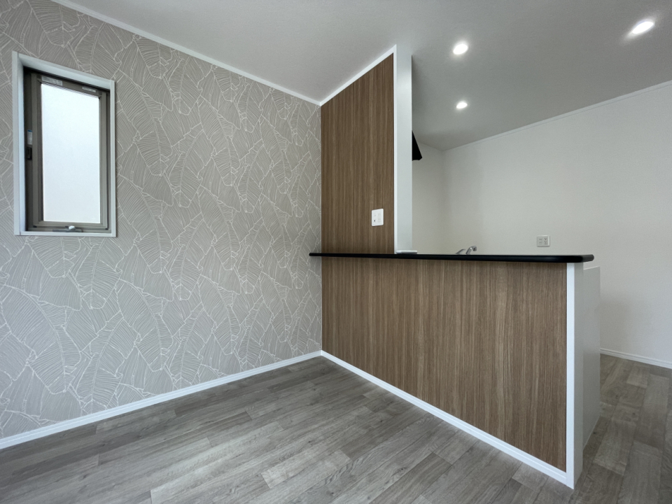 カウンター側は木目で落ち着いた雰囲気