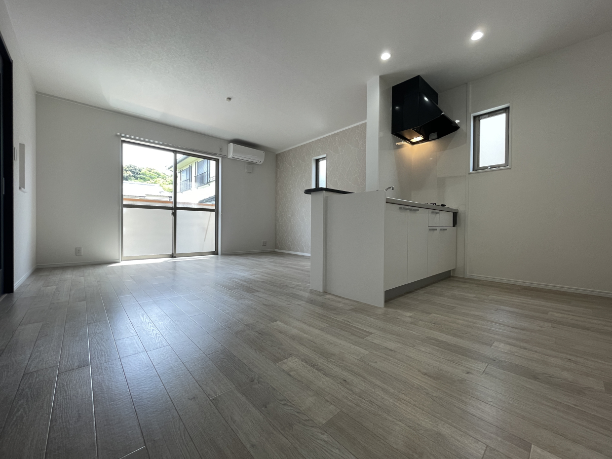 お部屋は二階なので陽当たりがよく明るいです

※画像の壁の小窓はありません。