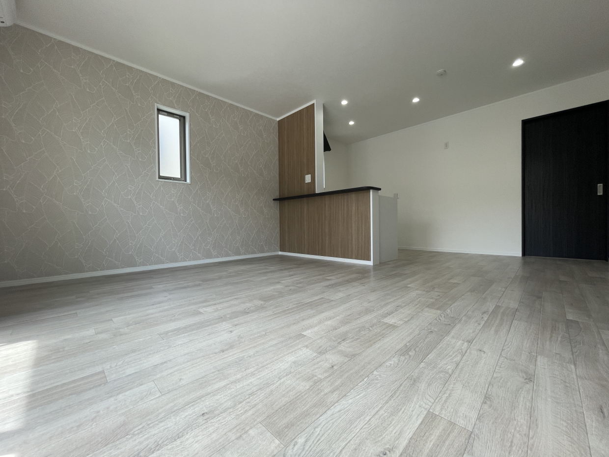 LDKは、13.5帖の広いお部屋。
※画像の壁の小窓はありません。