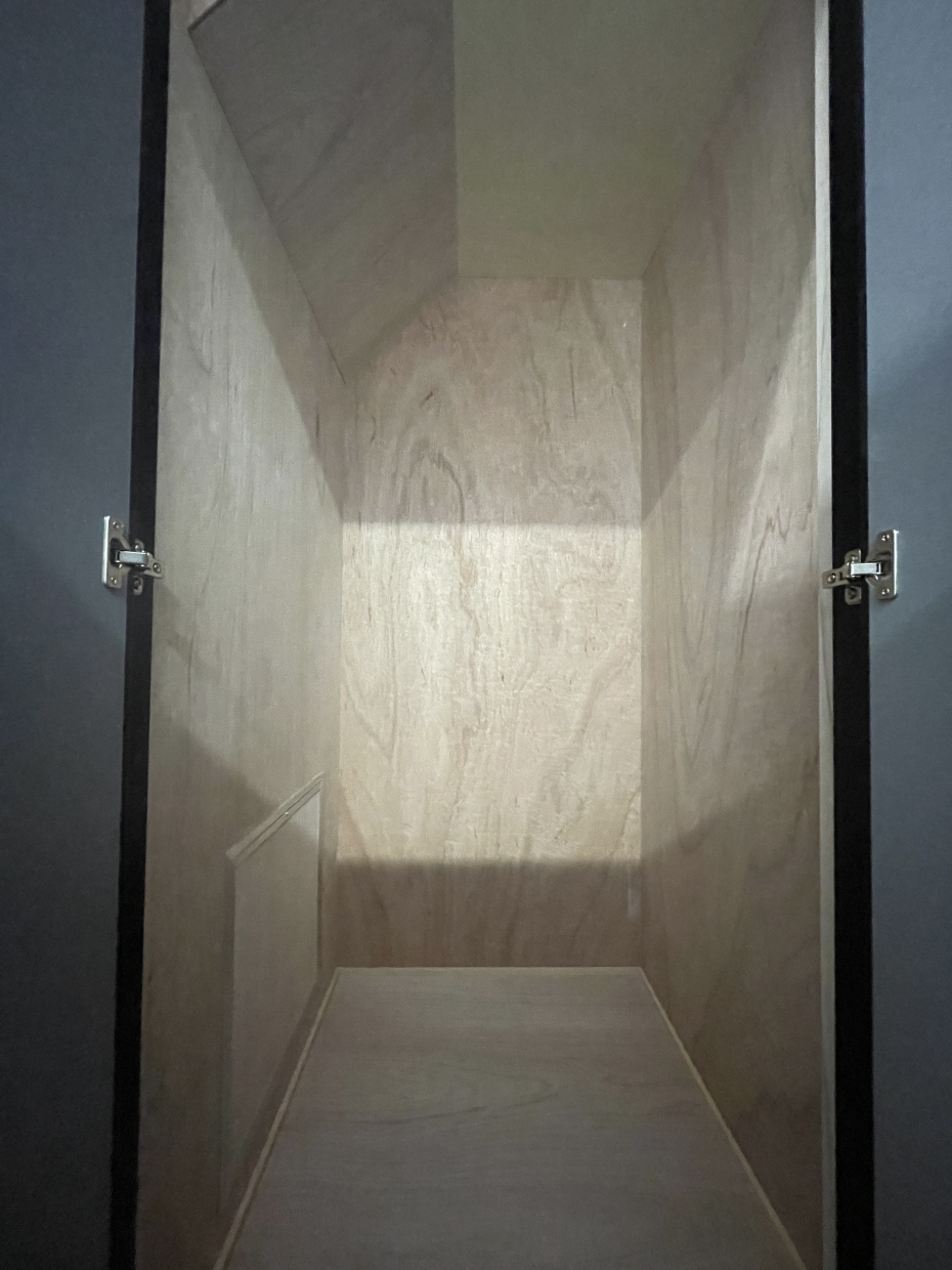 一階の廊下には階段下収納があります