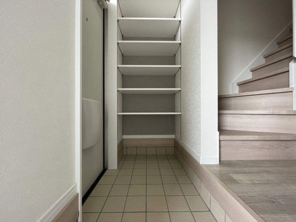 玄関の様子。見せるタイプのシューズラック付き