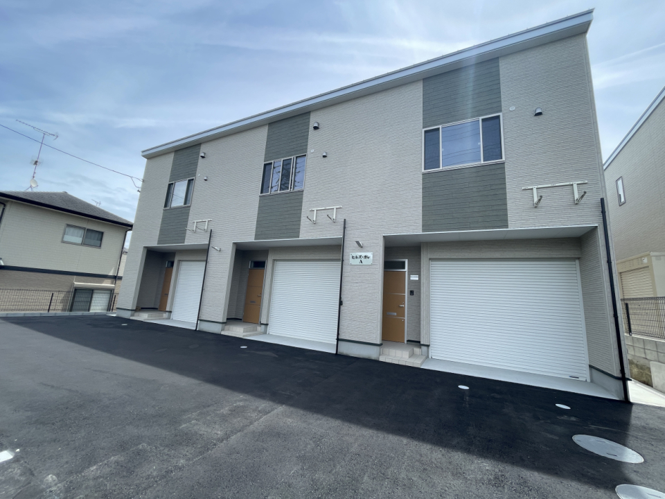 外観です。お部屋は真ん中です。