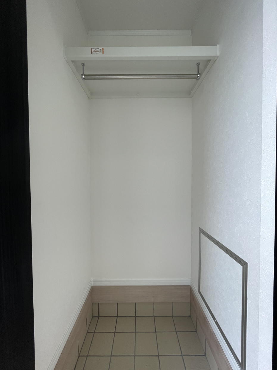 玄関にも収納があります。ちょっとした羽織りやコートなどかけるのに便利！