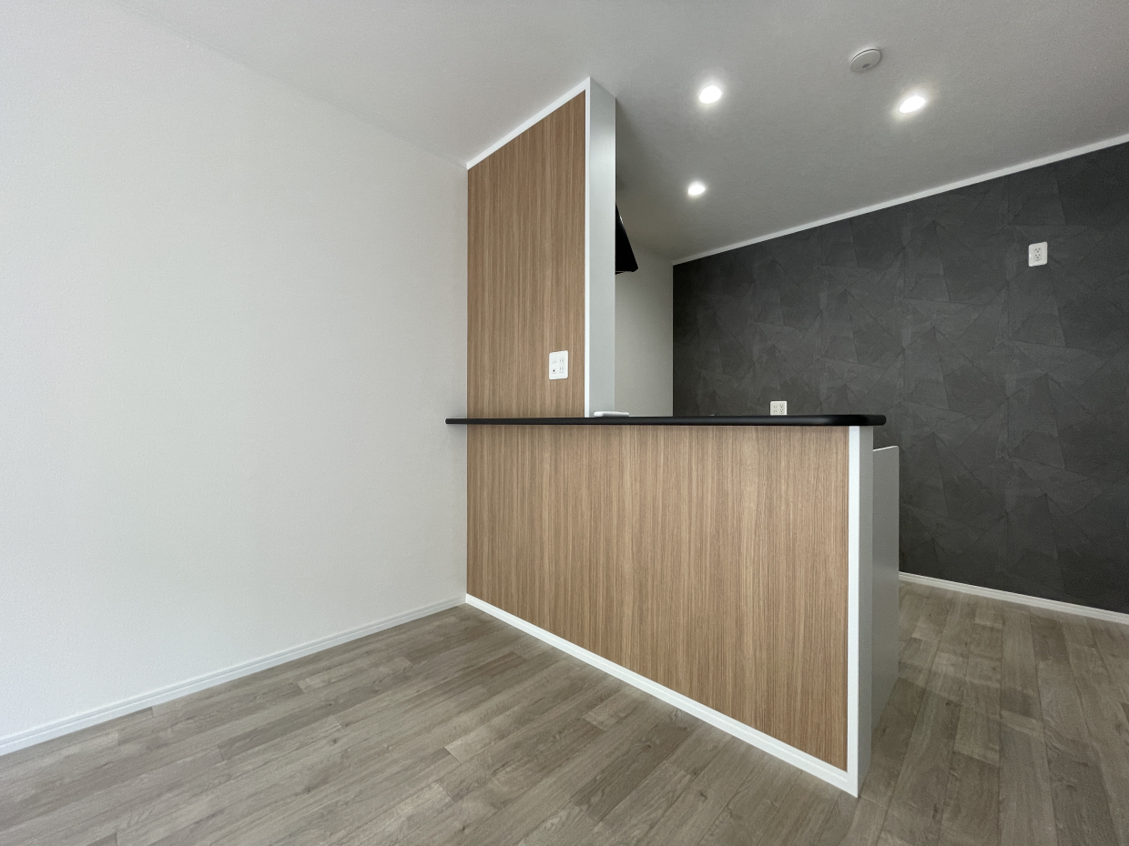 カウンター側は木目で落ち着いた雰囲気