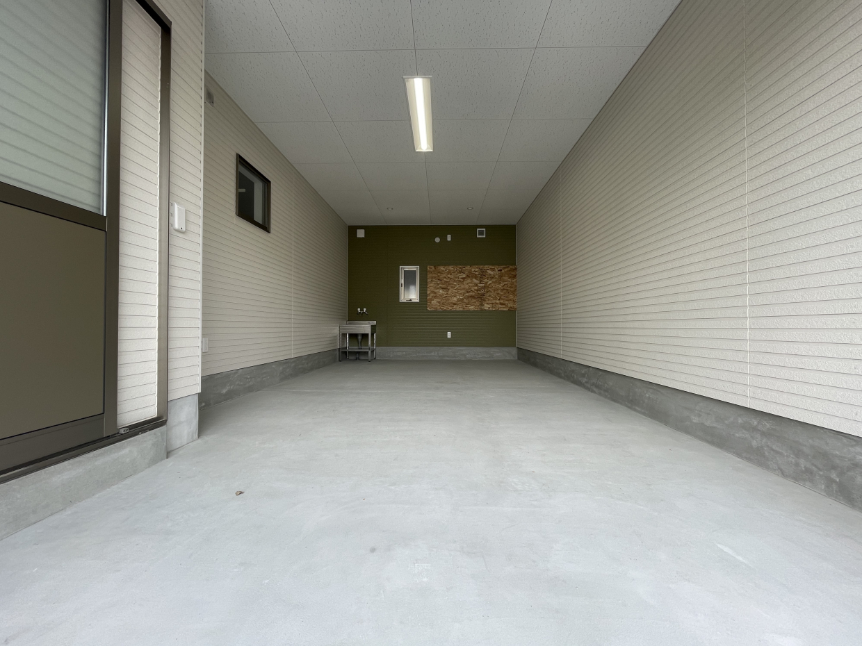 ガレージは趣味に活用してもOK！電動シャッターです。