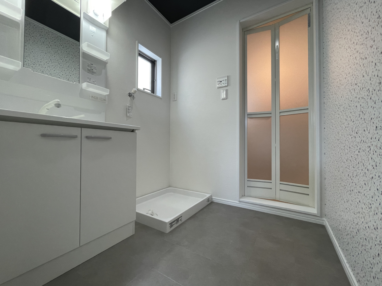 洗面所にも小窓が。