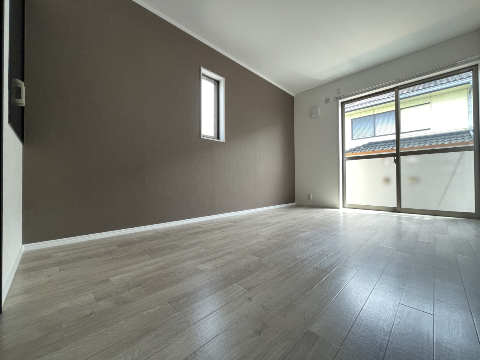 こちらが洋室。角なので小窓も付いてます