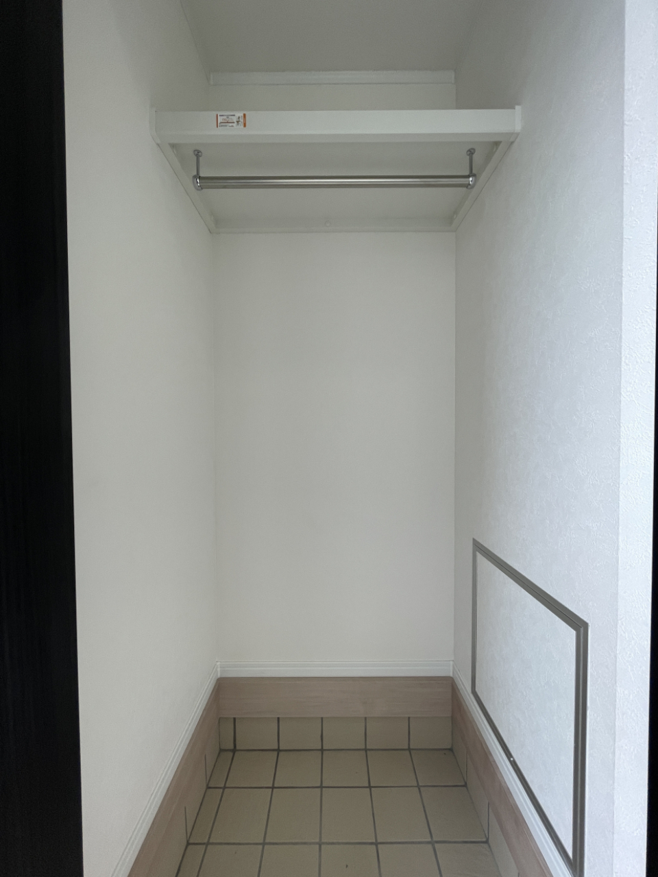 玄関にも収納があります。ちょっとした羽織りやコートなどかけるのに便利！