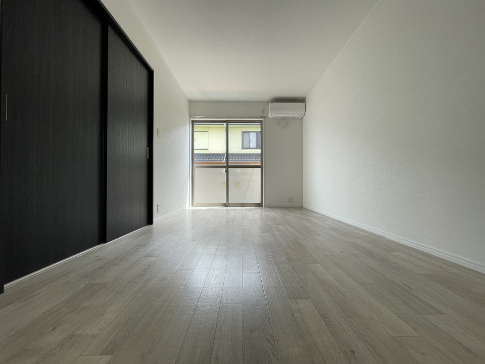 日差しも入り明るいです。隣に洋室があります