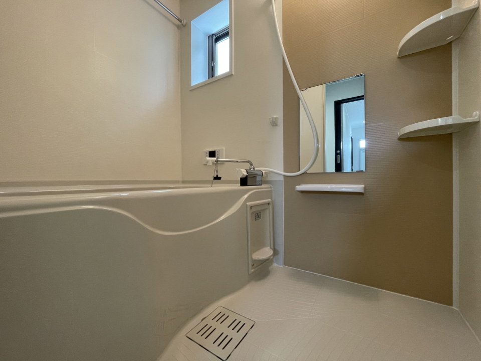 お風呂は小窓付き。追い炊き機能付きです