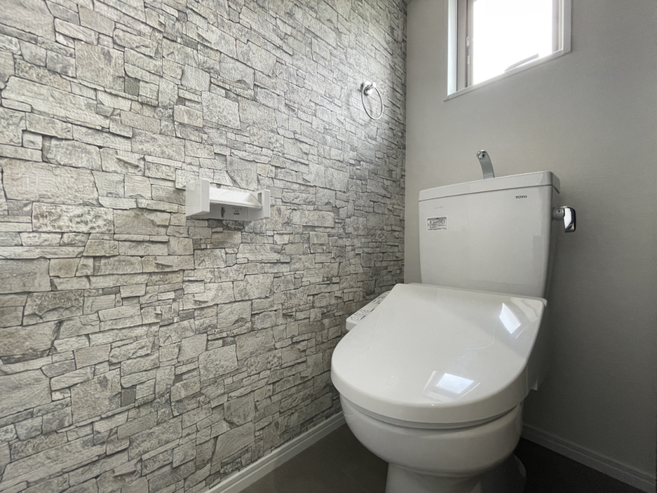 ごつ目のレンガ調クロスがおしゃれなトイレ