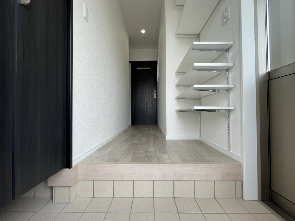 玄関です。シューズラックは見せるタイプ。