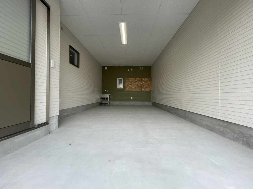 ガレージは趣味に活用してもOK！電動シャッターです。