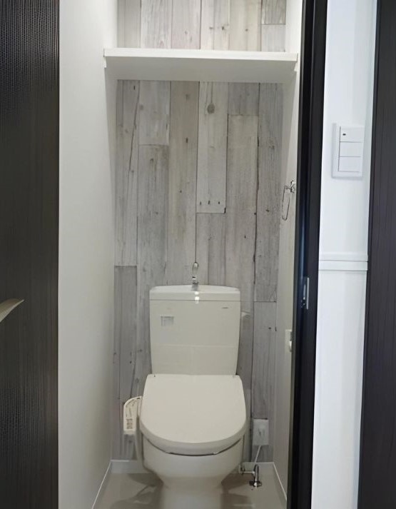 頭上には収納できるスペースがあります。　※現状優先。イメージです