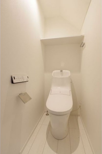 トイレはシルバーのホルダーが使われていてちょっとイイ感じ