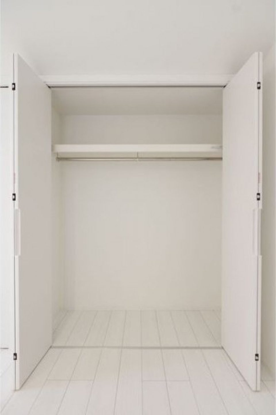 壁一面にクローゼットが2つあります