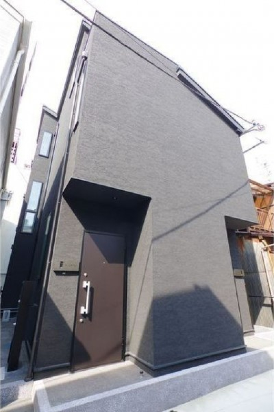 打って変わって外観はブラックベース