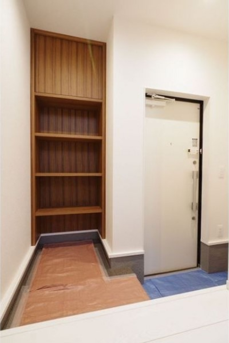 玄関は収納スペースを広く設けています