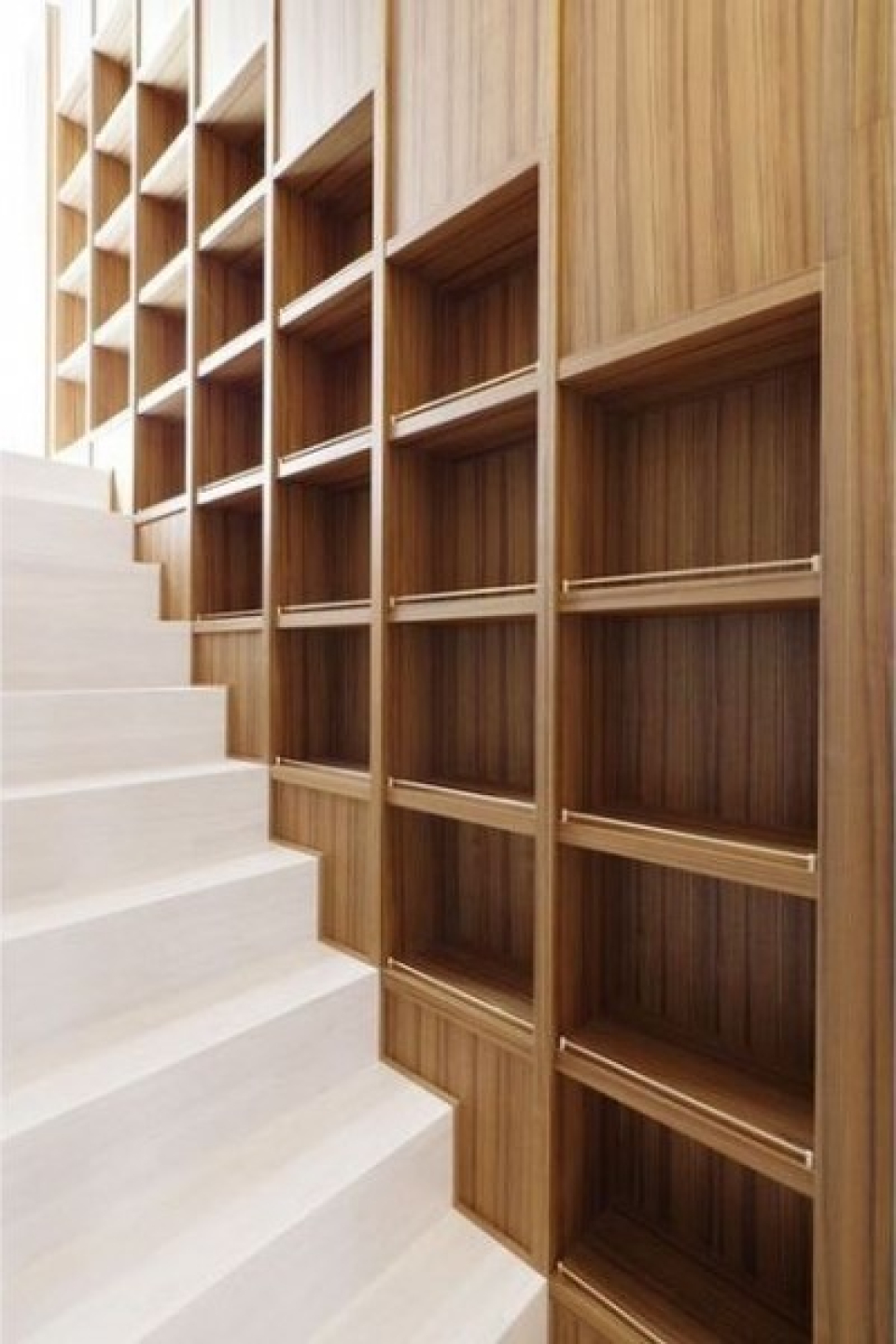 階段の吹き抜けが私のライブラリー