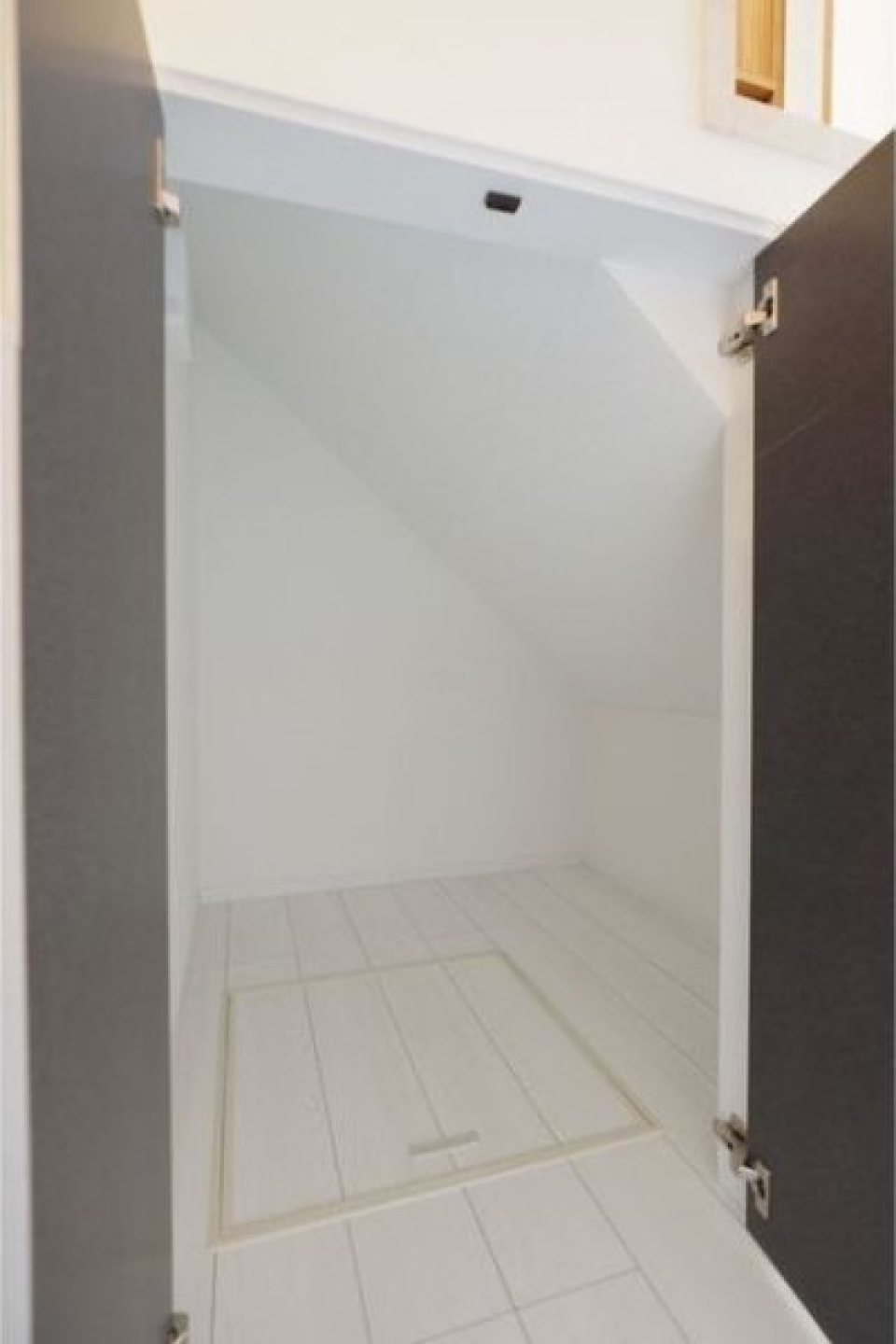 階段下も収納として活用しています