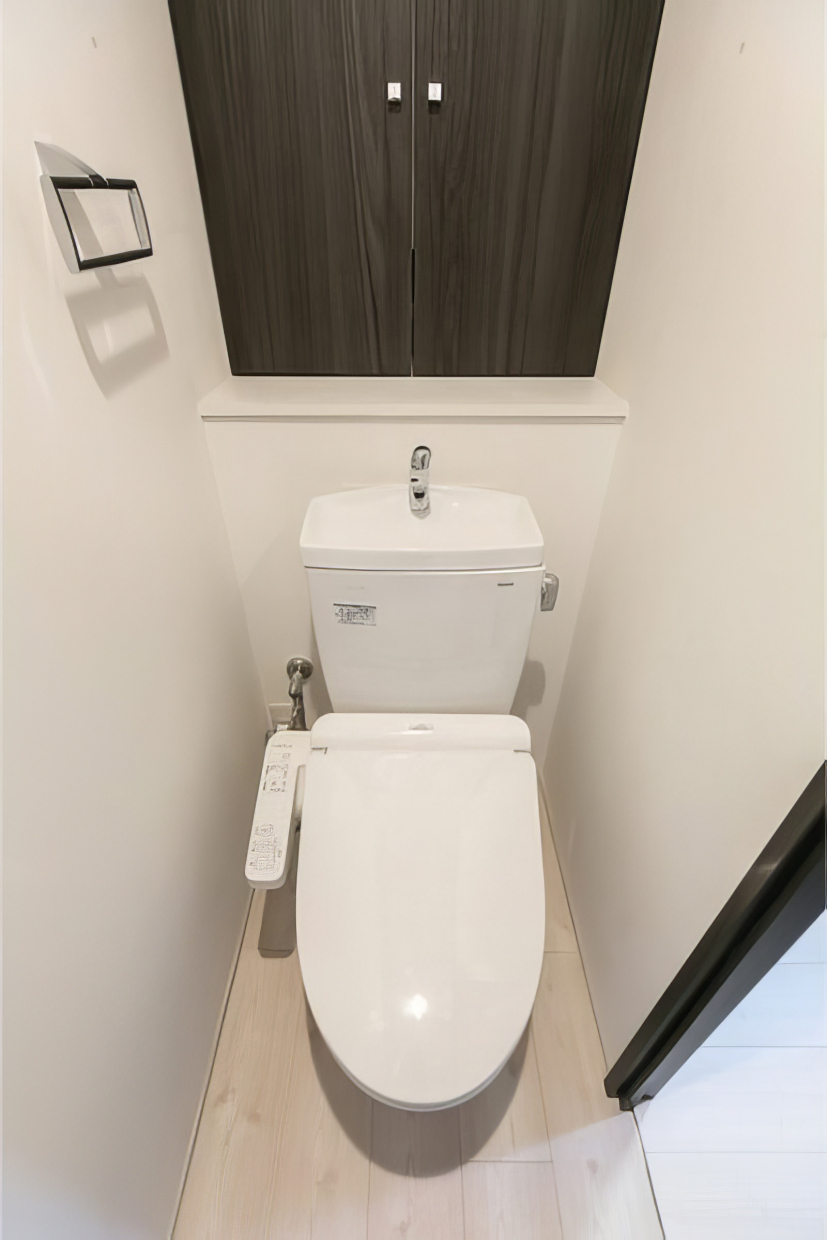 トイレは戸棚付き
