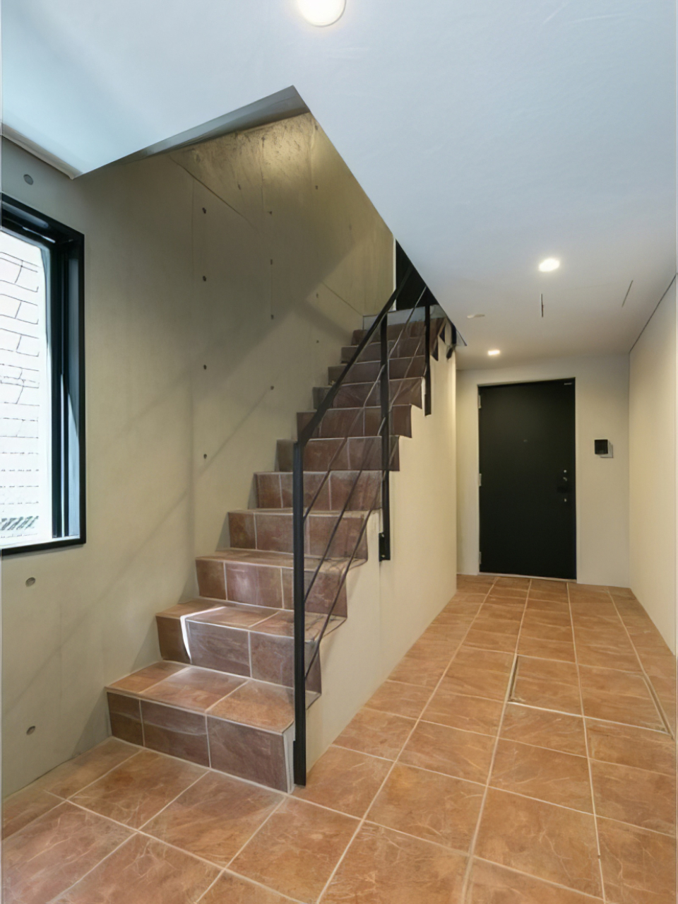 廊下部分はテラコッタ調タイルでおめかし